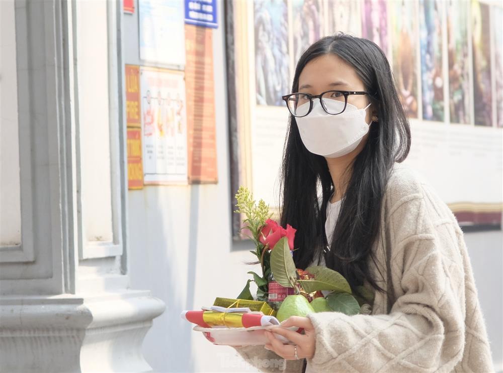 Dịch vụ sắp lễ cầu duyên Valentine đắt hàng tại ngôi chùa nổi tiếng-8