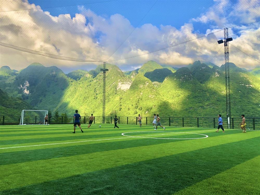 Sân bóng nằm lưng chừng núi, giữa biển mây Hà Giang bồng bềnh-1