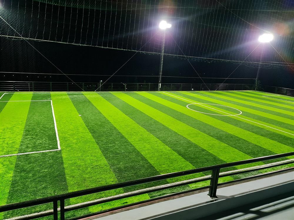 Sân bóng nằm lưng chừng núi, giữa biển mây Hà Giang bồng bềnh-3