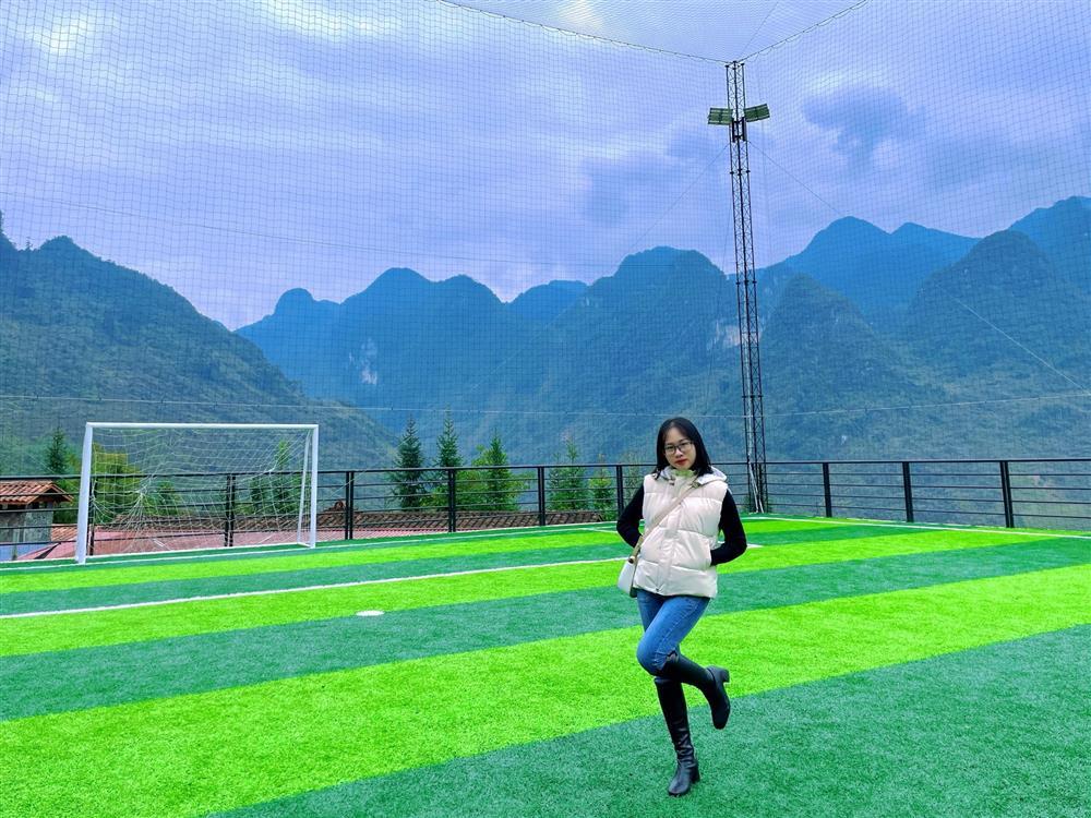 Sân bóng nằm lưng chừng núi, giữa biển mây Hà Giang bồng bềnh-4