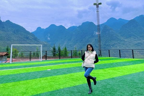 Du khách nước ngoài bị đá rơi trúng khi leo ra mỏm đá tử thần bên mép vực-3