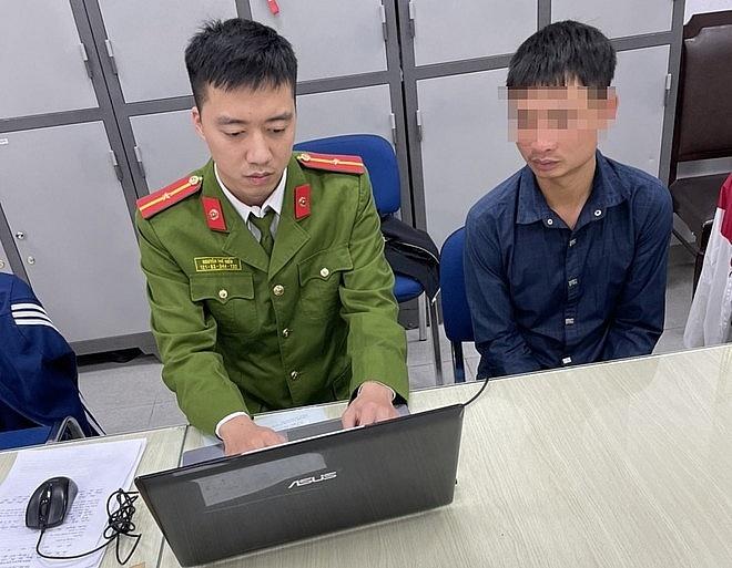 Tự ý gắn keo vào giày du khách, vẫn ngoan cố chạy theo đòi 20k-2