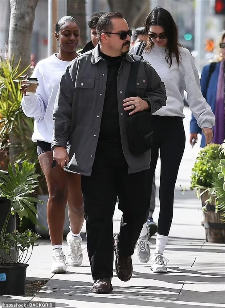 Kendall Jenner diện đồ bó sát khoe vóc dáng khỏe khoắn gợi cảm-2