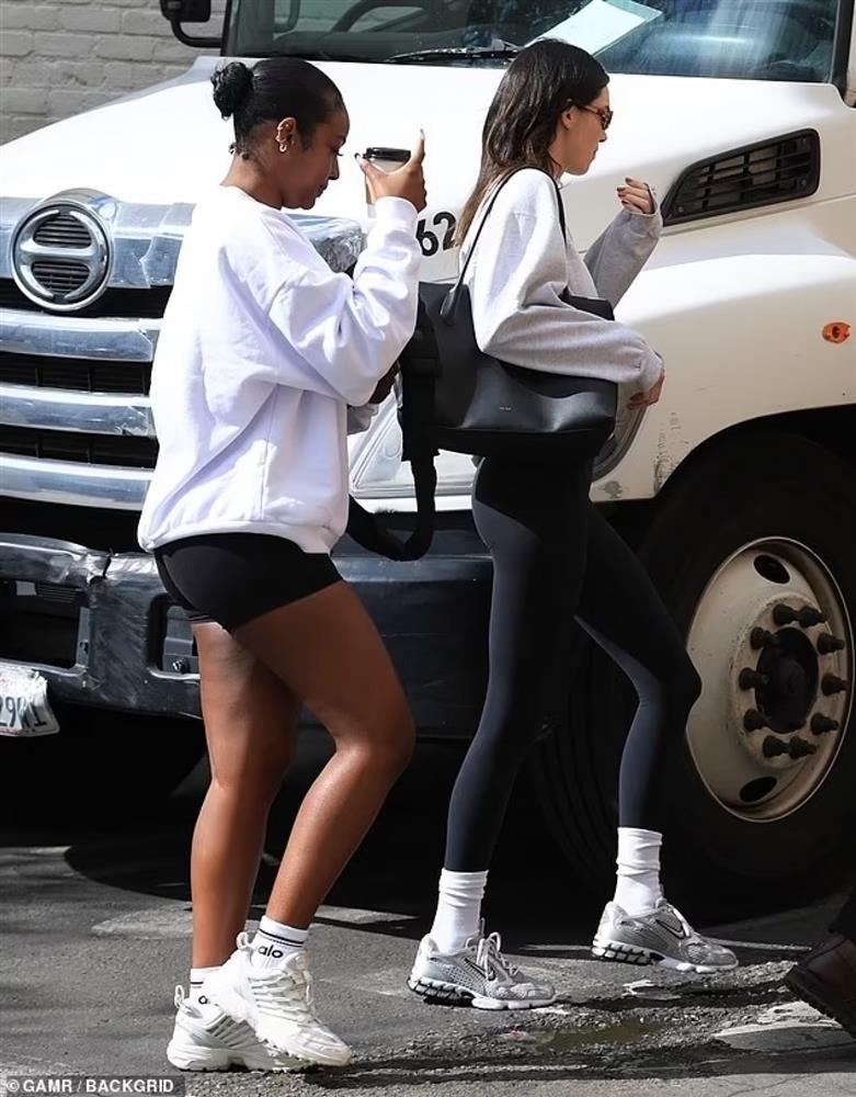Kendall Jenner diện đồ bó sát khoe vóc dáng khỏe khoắn gợi cảm-4