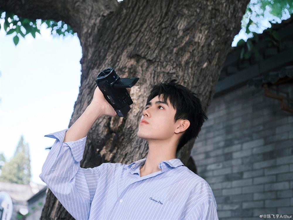 Trần Phi Vũ - diễn viên lộ ảnh nóng với hotgirl mạng là ai?-5