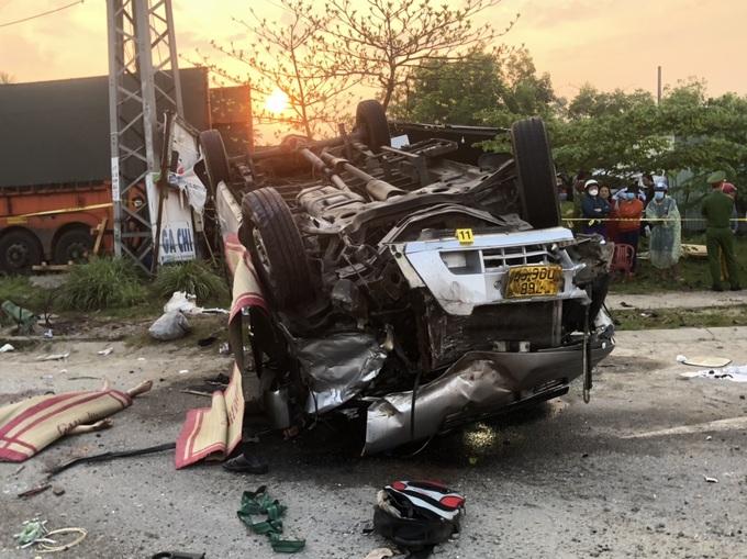 NÓNG: Xe khách tông xe đầu kéo, ít nhất 8 người chết ở Quảng Nam-2