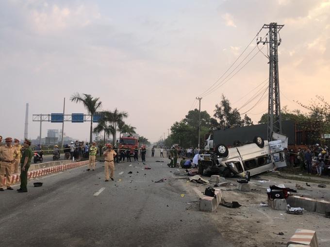 NÓNG: Xe khách tông xe đầu kéo, ít nhất 8 người chết ở Quảng Nam-3