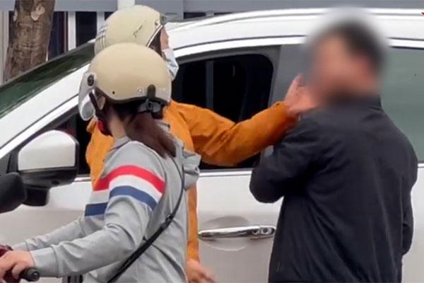 Cô gái xin dừng xe đi vệ sinh không được, tài xế đánh tới tấp-3