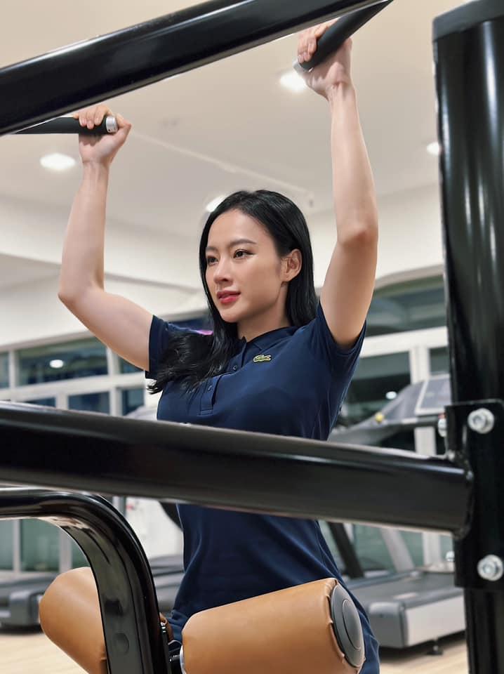 Angela Phương Trinh gây tranh cãi khi mặc váy ngắn cũn đi tập gym-2