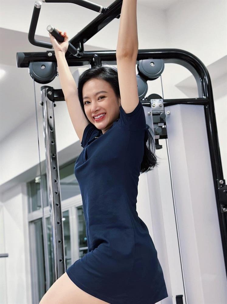 Angela Phương Trinh gây tranh cãi khi mặc váy ngắn cũn đi tập gym-1