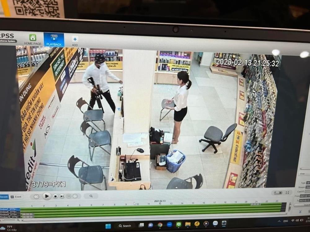 Clip: Thanh niên vác súng lớn đi cướp tại cửa hàng điện thoại-1