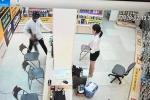Clip: Thanh niên vác 'súng lớn' đi cướp tại cửa hàng điện thoại