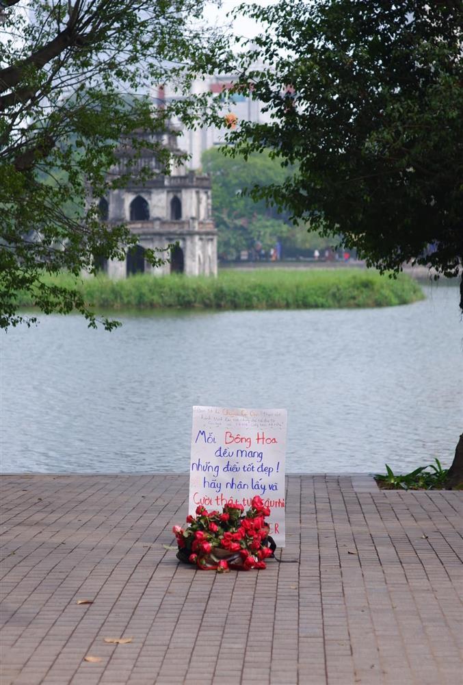 Giỏ hoa hồng miễn phí đặt bên Hồ Gươm trong ngày lễ Tình yêu-1