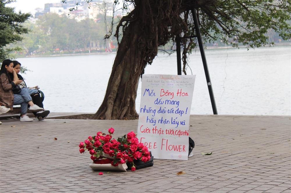 Giỏ hoa hồng miễn phí đặt bên Hồ Gươm trong ngày lễ Tình yêu-2