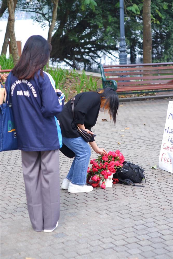 Giỏ hoa hồng miễn phí đặt bên Hồ Gươm trong ngày lễ Tình yêu-4