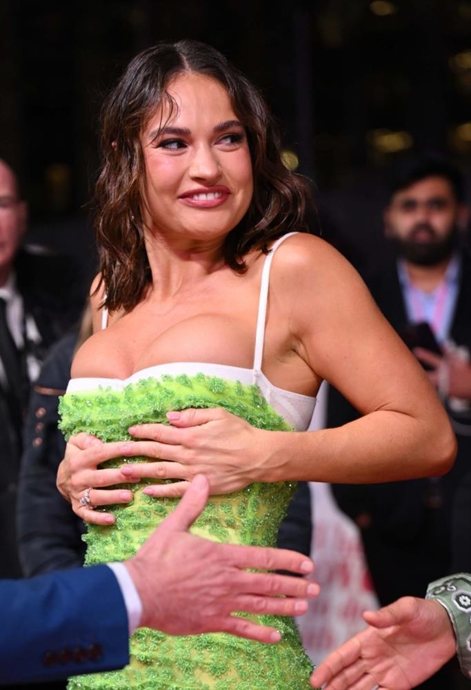 Nữ chính Lọ Lem xử lý khôn khéo khi gặp sự cố trên thảm đỏ-2