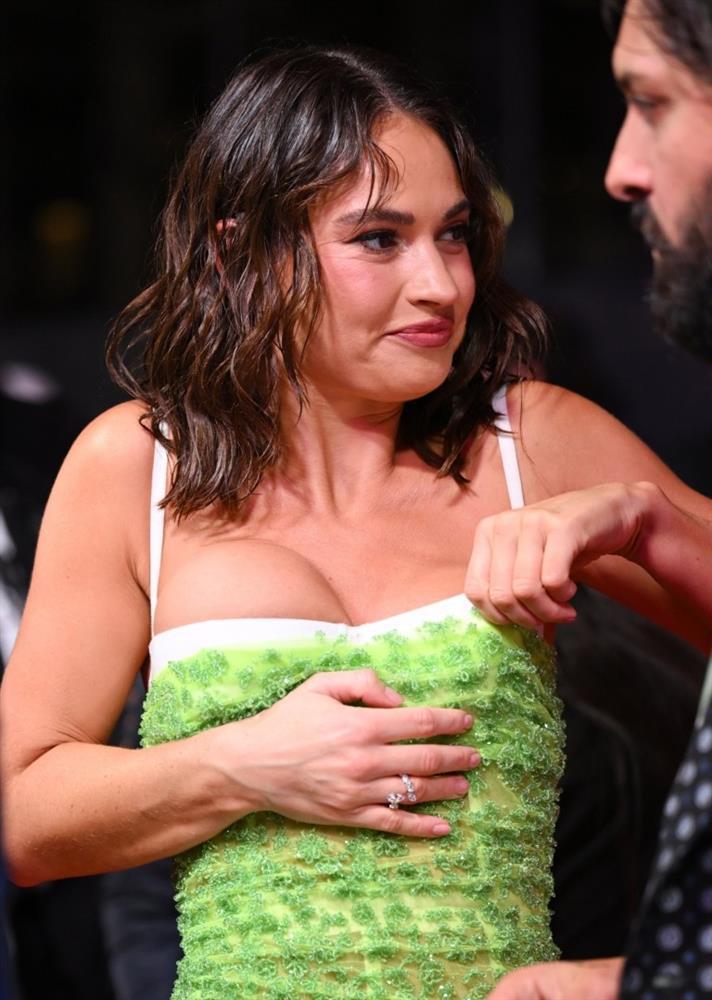 Nữ chính Lọ Lem xử lý khôn khéo khi gặp sự cố trên thảm đỏ-3