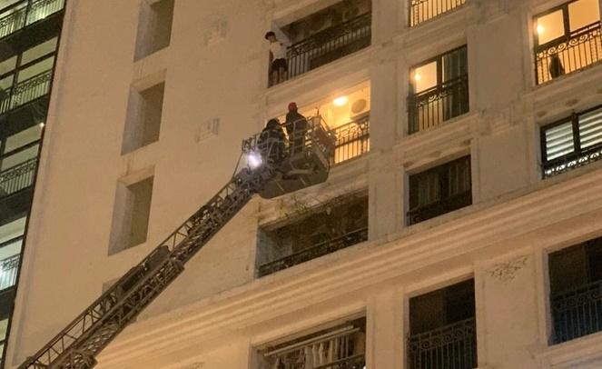 Clip: Kịp thời cứu nam thanh niên Hàn Quốc định nhảy lầu tự tử-1