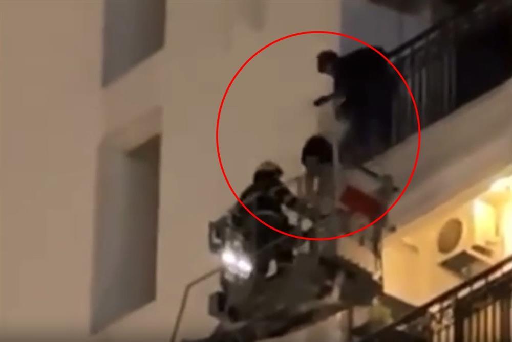 Clip: Kịp thời cứu nam thanh niên Hàn Quốc định nhảy lầu tự tử-2