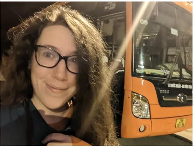 24 giờ của nữ du khách Anh đi xe giường nằm từ Việt Nam sang Lào-1