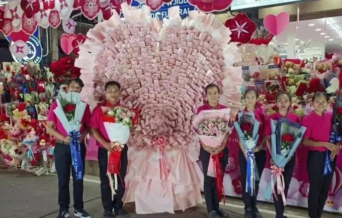 Đại gia Thái Lan chuyển 700 triệu đồng làm bó hoa tiền tặng bạn gái-1