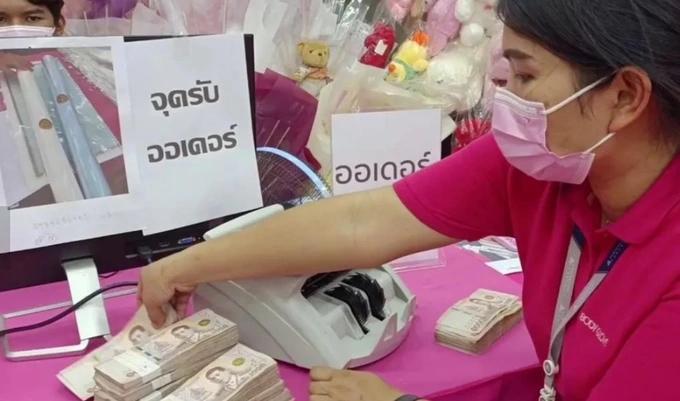 Đại gia Thái Lan chuyển 700 triệu đồng làm bó hoa tiền tặng bạn gái-2