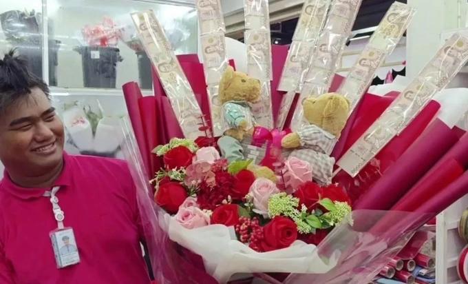Đại gia Thái Lan chuyển 700 triệu đồng làm bó hoa tiền tặng bạn gái-3