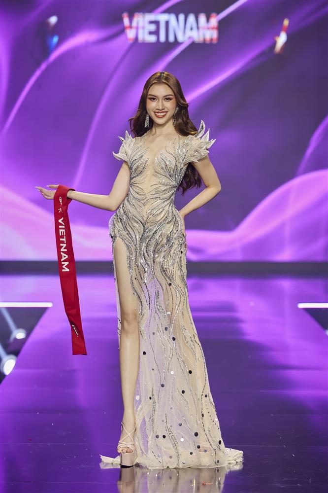 Váy dạ hội sexy ở chung khảo Hoa hậu Hòa bình Việt Nam 2022