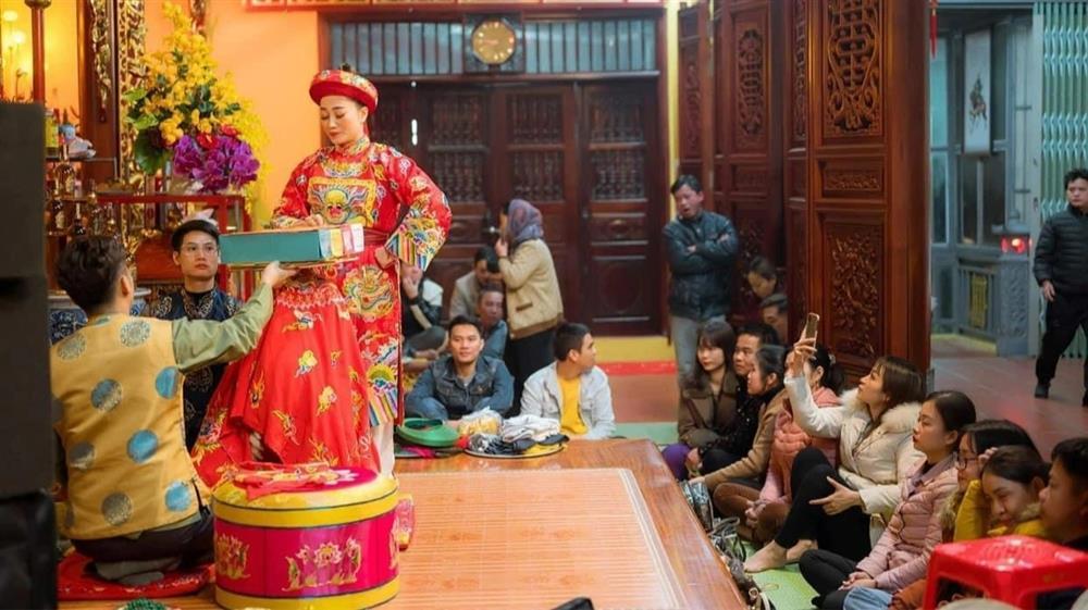 Phát khóc cô đồng đúng nhận, sai cãi thu đủ trăm triệu mới làm lễ-1