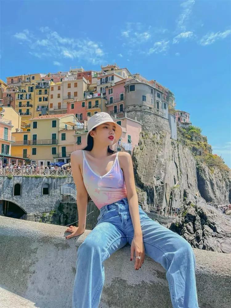 Hương Giang khoe body mỏng dính với đồ bơi như của trẻ con-4