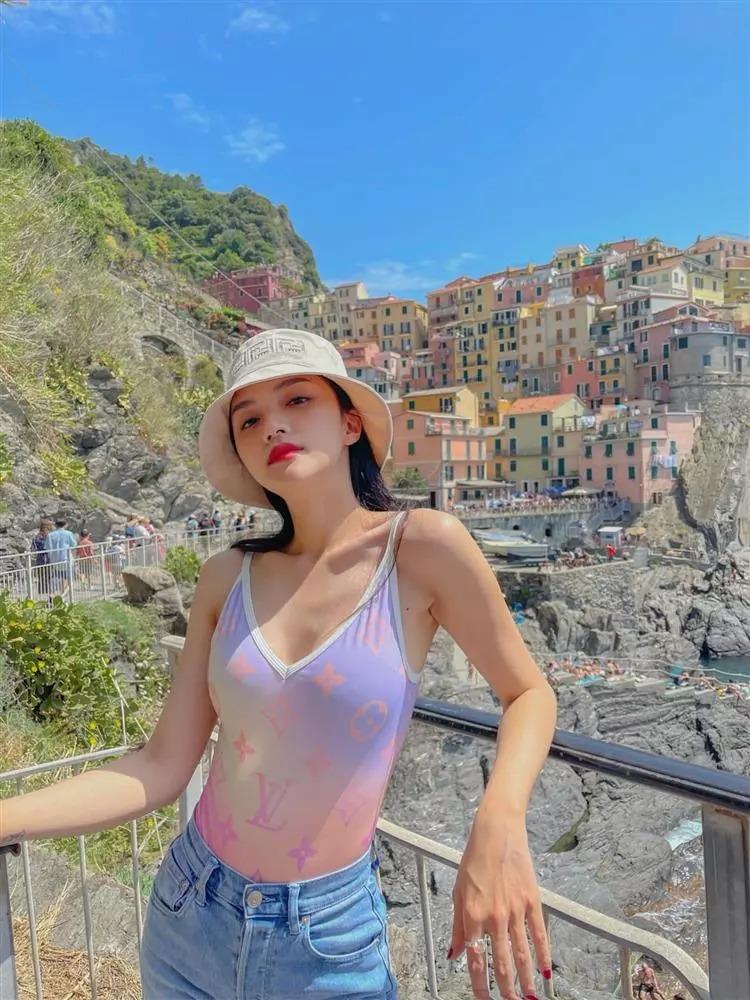 Hương Giang khoe body mỏng dính với đồ bơi như của trẻ con-5