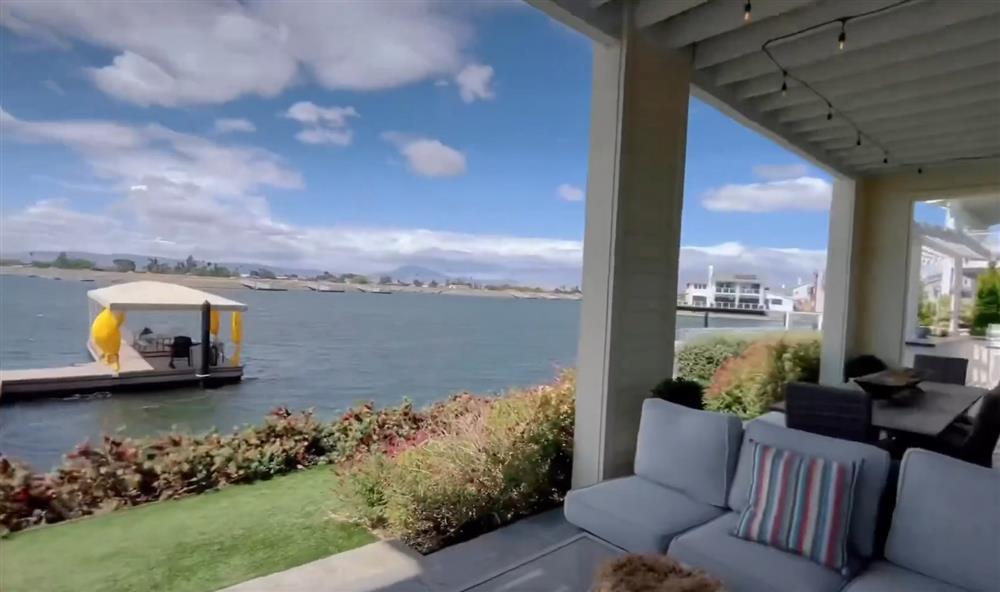 Chồng tặng Phạm Hương nhà mới, góc nào cũng thấy sang-11