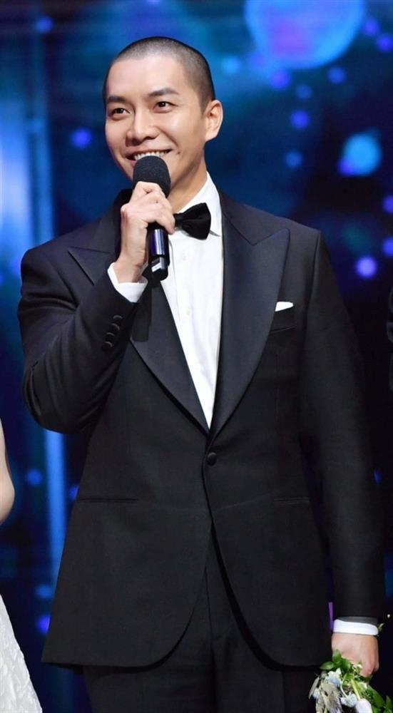 Lee Seung Gi đội tóc giả, hào hứng chia sẻ về đám cưới-2