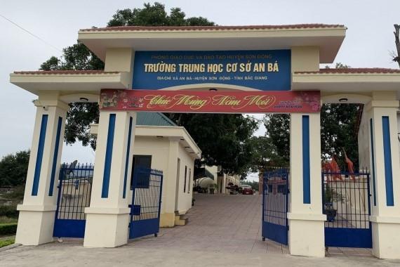 Nữ sinh lớp 7 tự sinh con trong nhà vệ sinh: Hé lộ cha đứa trẻ-2