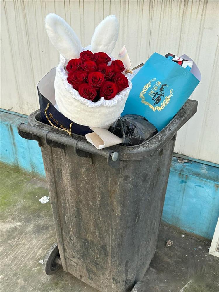 Thùng rác tràn ngập hoa tươi sau ngày Lễ tình nhân-1