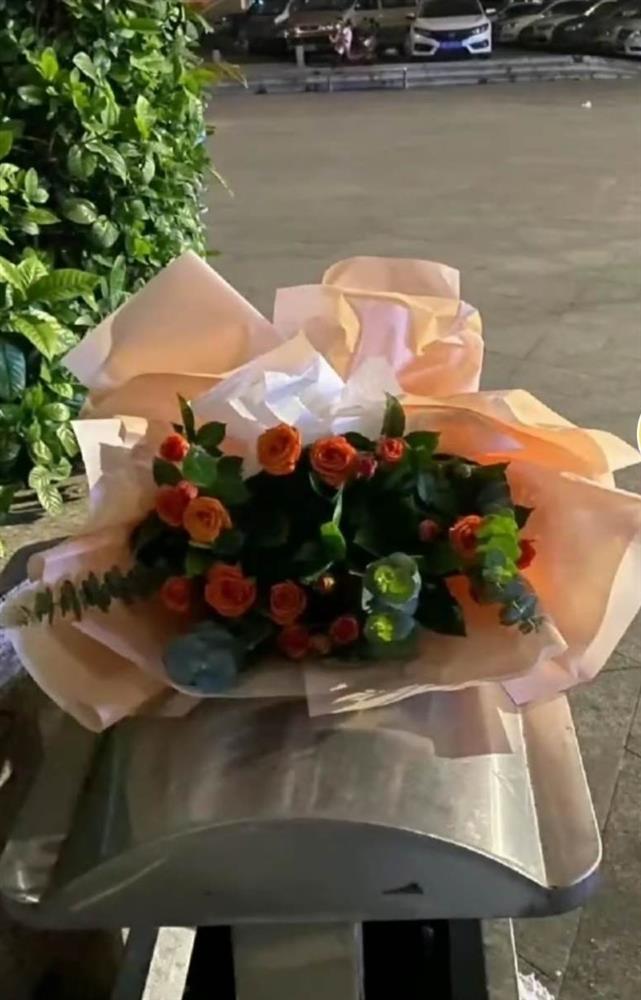 Thùng rác tràn ngập hoa tươi sau ngày Lễ tình nhân-4