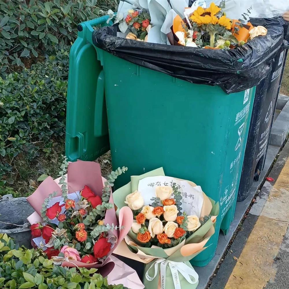 Thùng rác tràn ngập hoa tươi sau ngày Lễ tình nhân-5