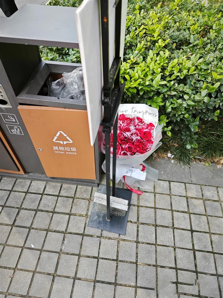 Thùng rác tràn ngập hoa tươi sau ngày Lễ tình nhân-7