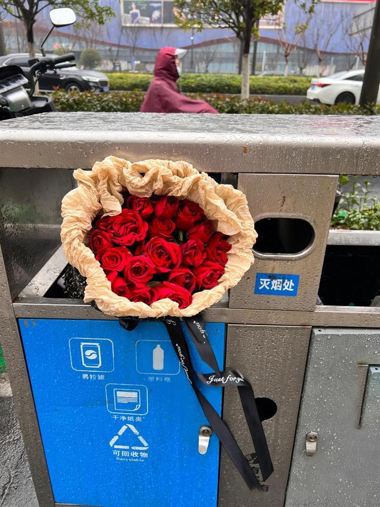 Thùng rác tràn ngập hoa tươi sau ngày Lễ tình nhân-8