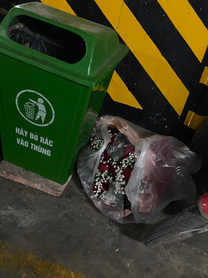Thùng rác tràn ngập hoa tươi sau ngày Lễ tình nhân-9