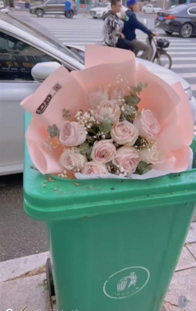 Thùng rác tràn ngập hoa tươi sau ngày Lễ tình nhân-10