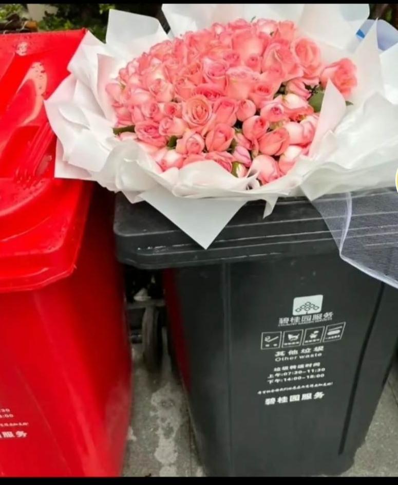 Thùng rác tràn ngập hoa tươi sau ngày Lễ tình nhân-11