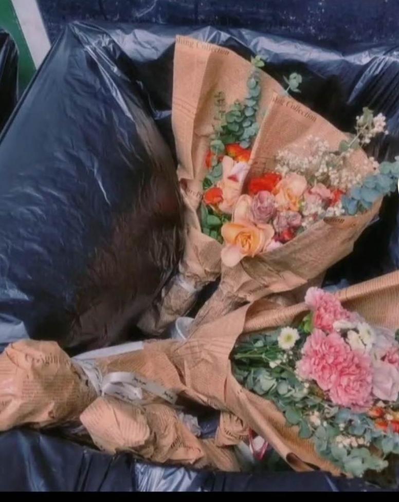 Thùng rác tràn ngập hoa tươi sau ngày Lễ tình nhân-12