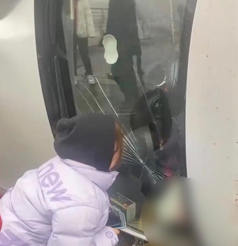 Cô gái ngồi nói chuyện 1 tiếng với người bị tai nạn trong giá lạnh-2