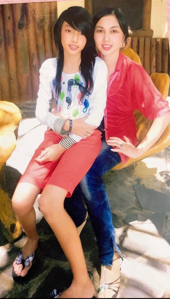 Ảnh cũ Thùy Tiên cho thấy dáng ngồi xoắn quẩy đã có từ bé-1