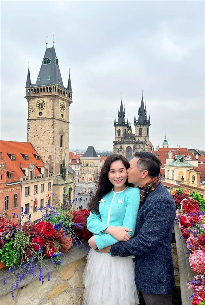 Bất ngờ ngoại hình Shark Hưng khi chụp ảnh bên vợ kém 16 tuổi-2