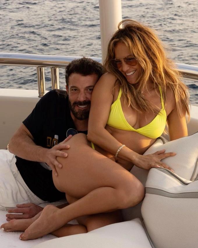 Jennifer Lopez phấn khích đăng ảnh bàn tay hư của Ben Affleck-1