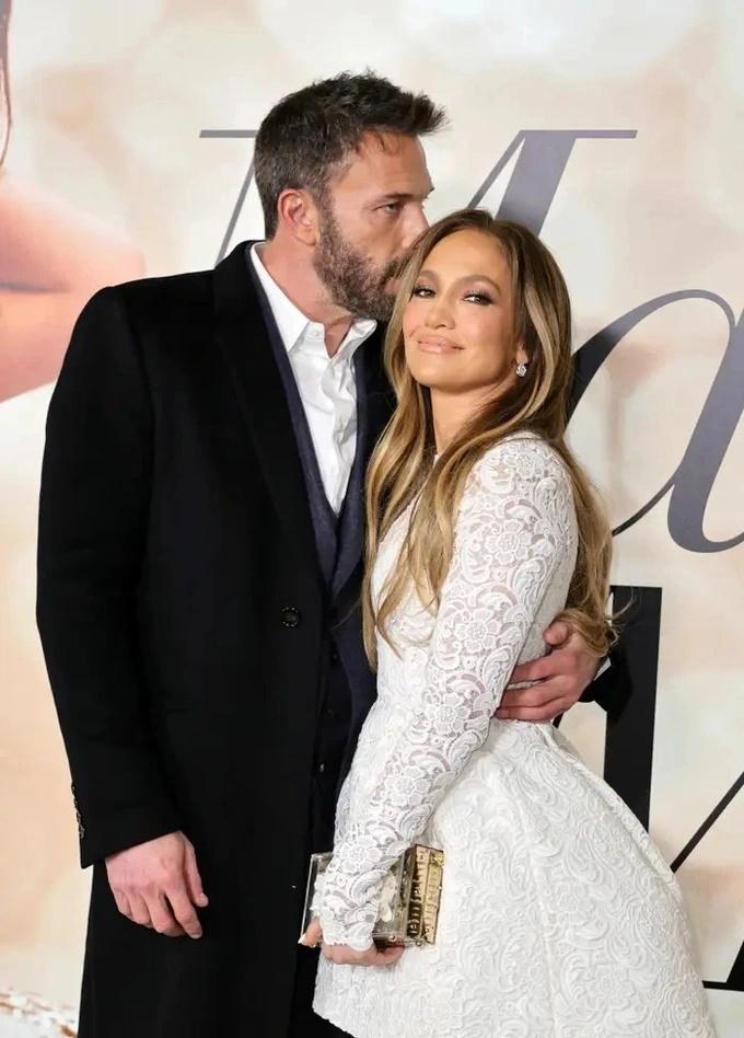 Jennifer Lopez phấn khích đăng ảnh bàn tay hư của Ben Affleck-5