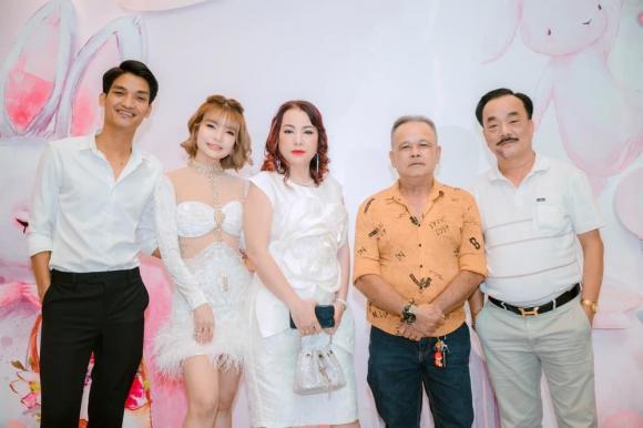 Mẹ vợ Mạc Văn Khoa trẻ đẹp, đứng cạnh con gái như 2 chị em-2