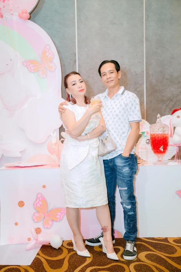 Mẹ vợ Mạc Văn Khoa trẻ đẹp, đứng cạnh con gái như 2 chị em-3